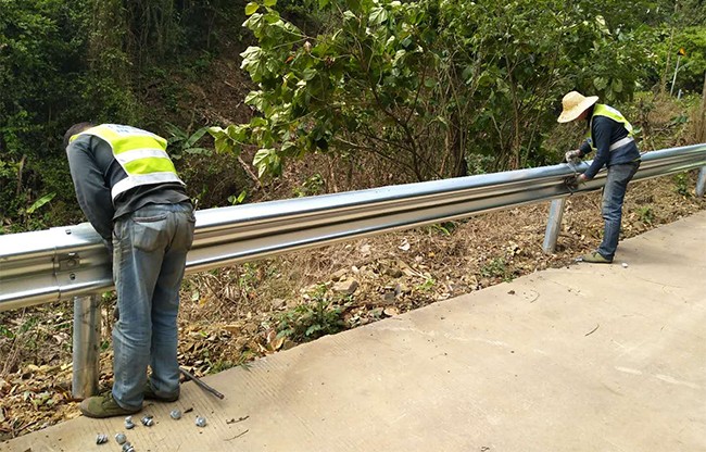 海南高速公路护栏的定期维护与保养