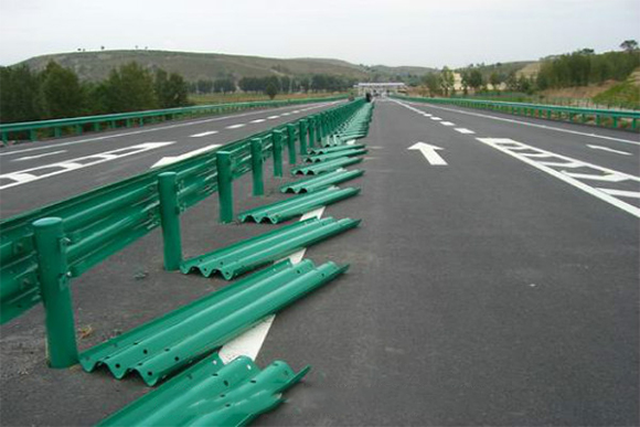 海南波形护栏的维护与管理确保道路安全的关键步骤